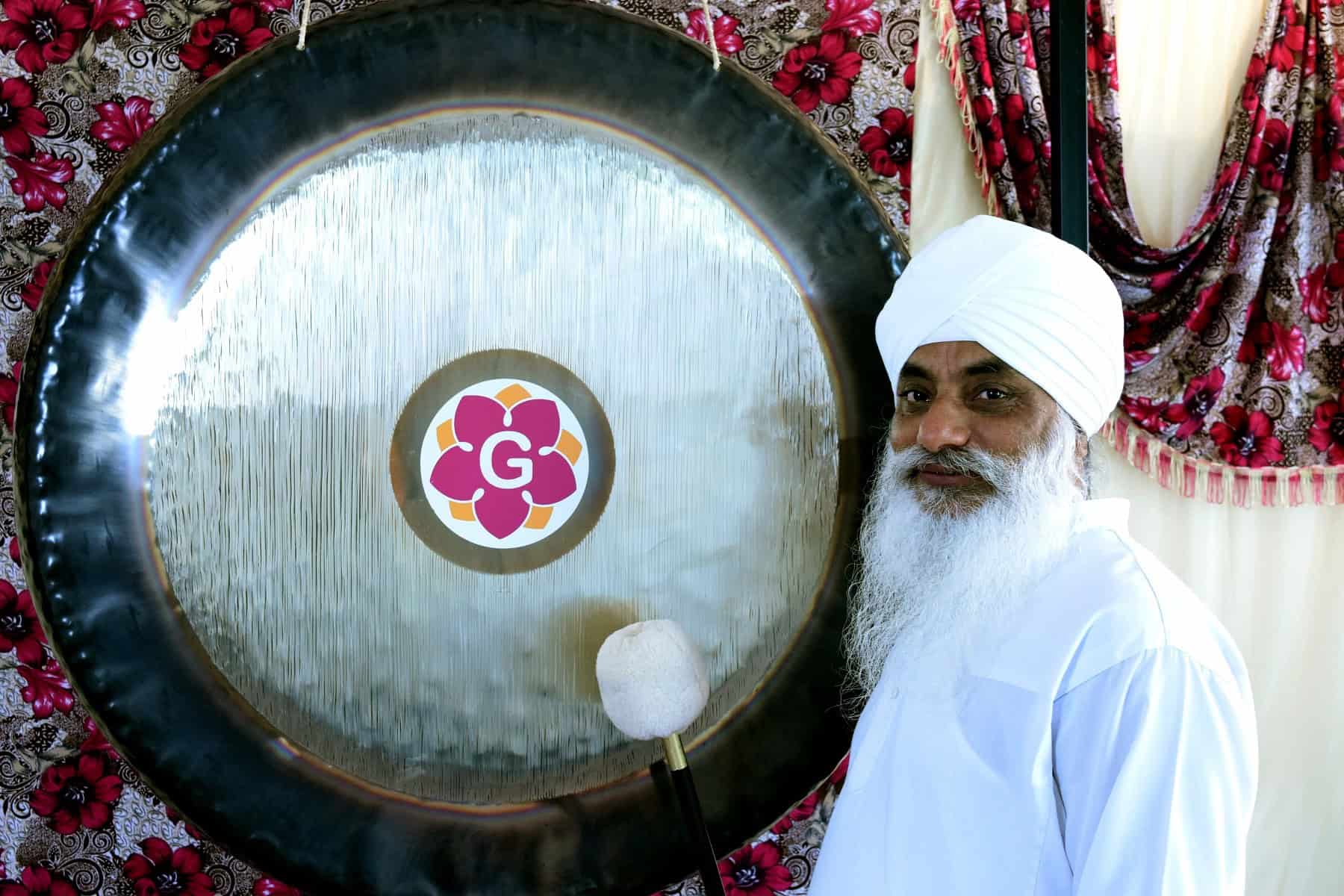 Interview met Gurbatschan Singh: “Bij mij schijnt de zon van binnen!”