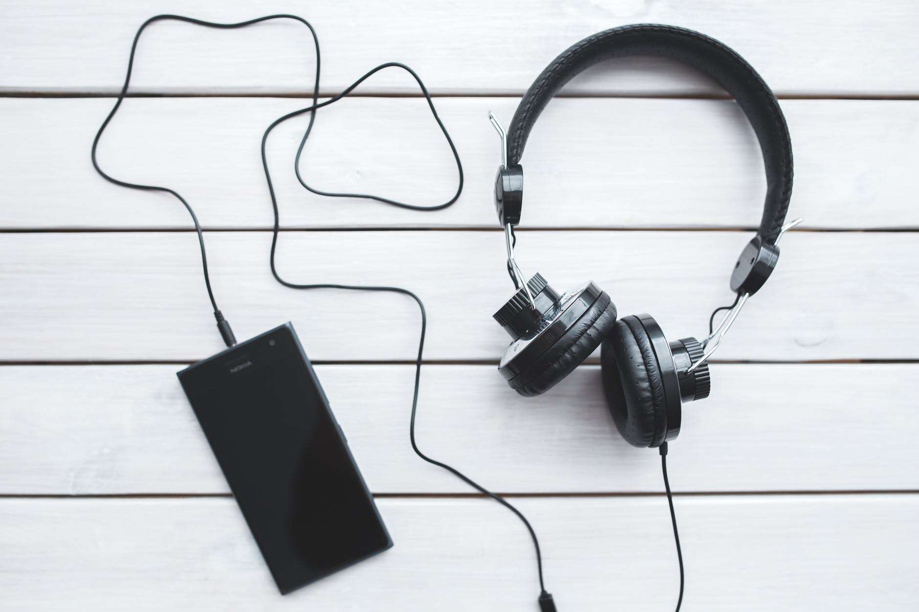 5 steengoede yogapodcasts om nu te luisteren