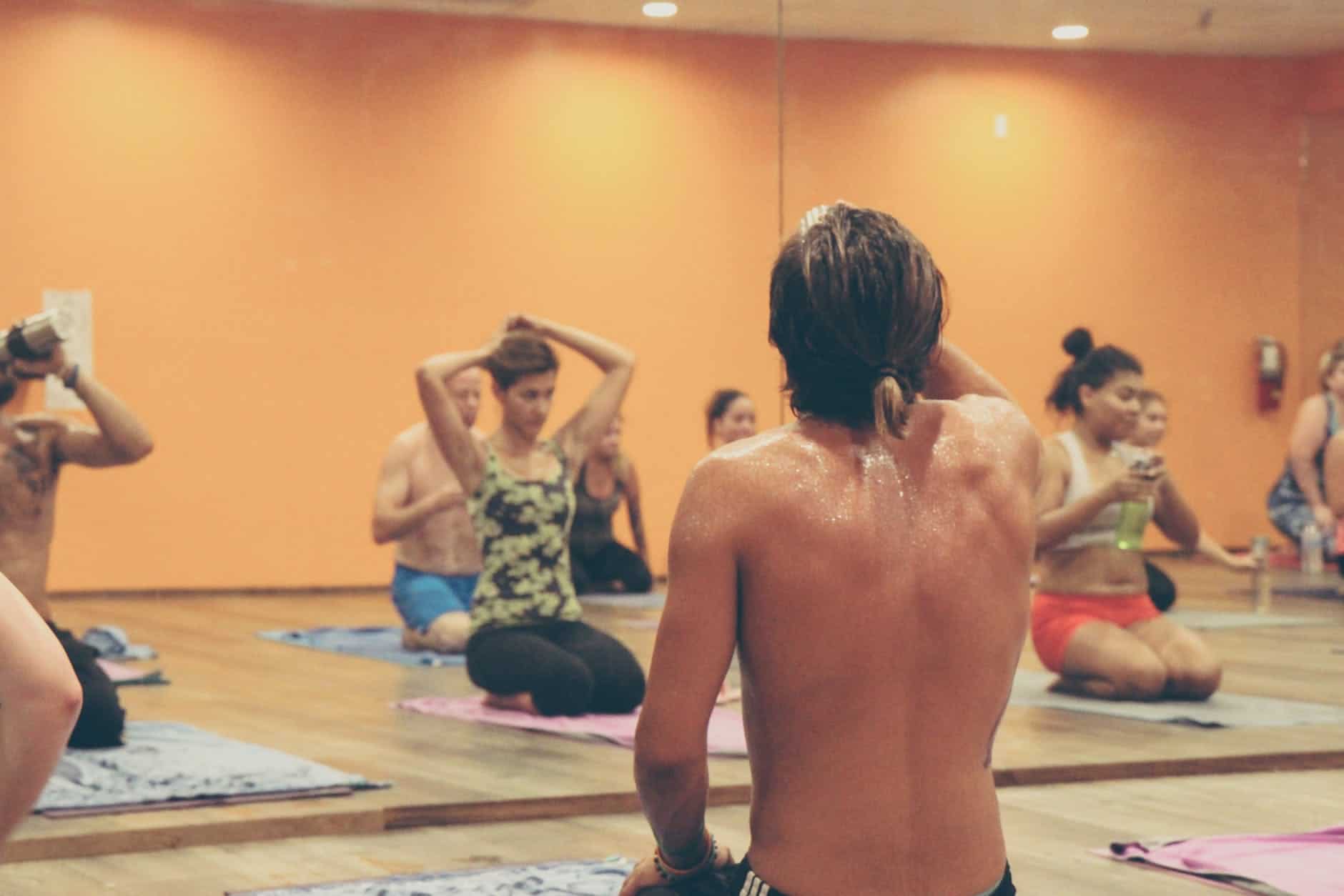 Yogascholen breken met goeroe na Netflix-documentaire