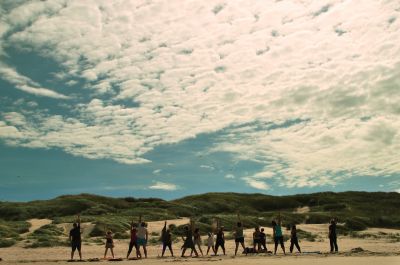 Al 10 jaar strandyoga in Bergen!