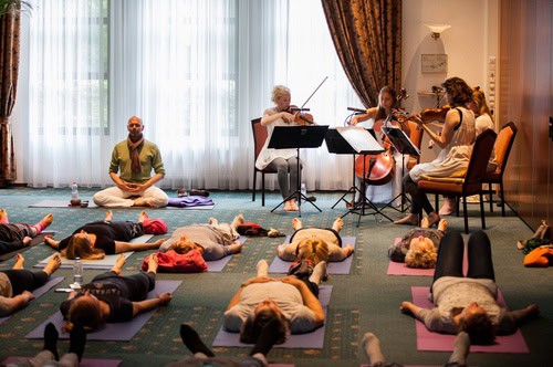 Beleef yoga in het theater