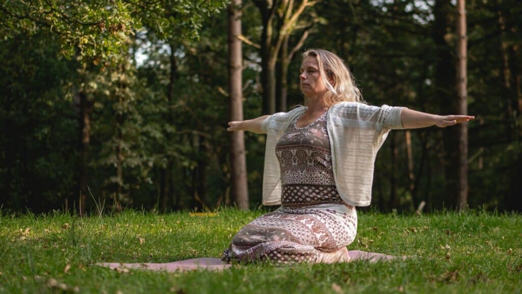 Maaike geeft yoga aan bedrijven: ”Werknemers hebben zoveel baat bij ontspanning”