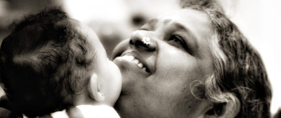 Amma: De ‘hugging saint’ die mensen heelt met haar knuffels