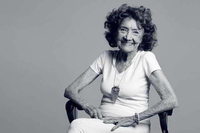 ’s Werelds oudste yogadocent (98) doceert al meer dan 75 jaar