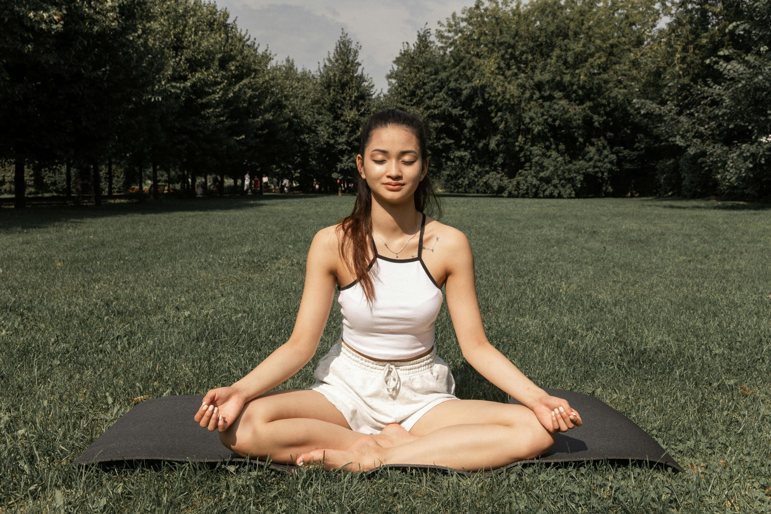5 yin-yogahoudingen die verkoeling brengen tijdens de zomer