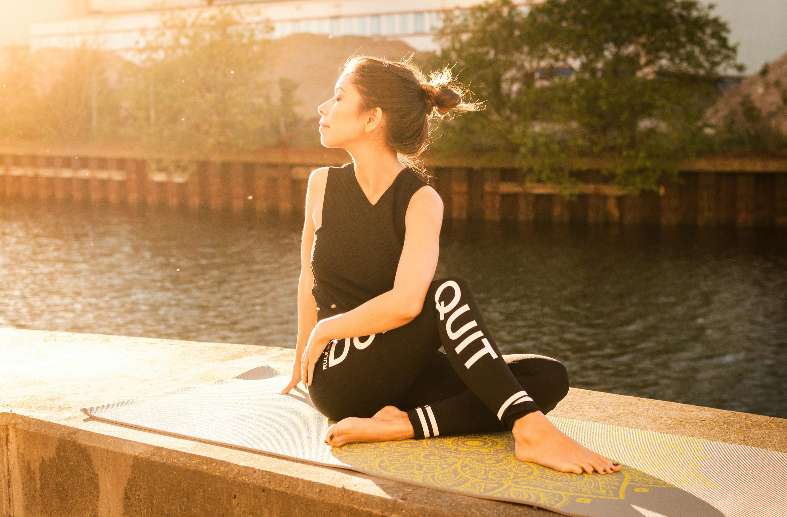 Yin of Vinyasa? Zo verschilt dezelfde yogahouding per yogastijl