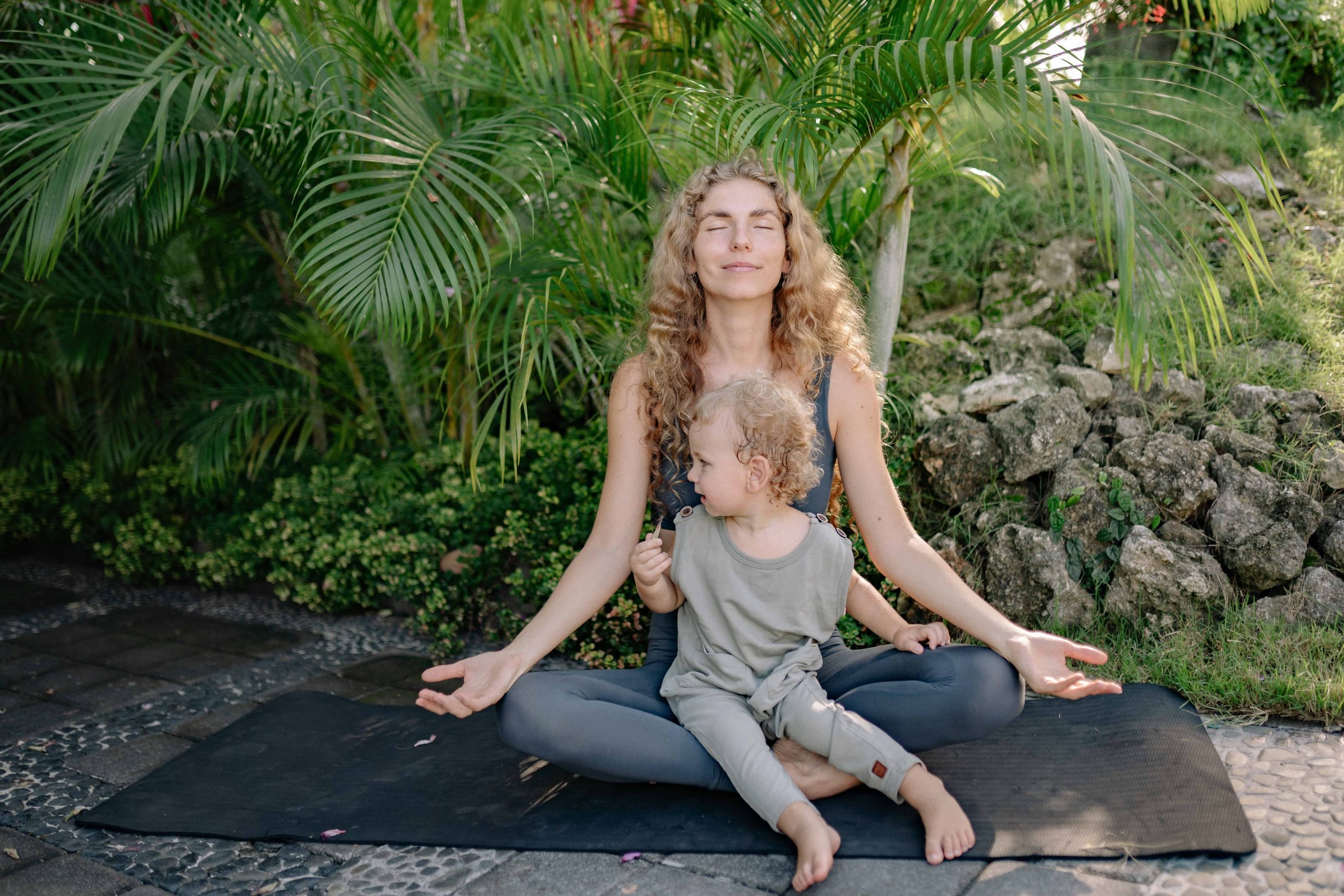6 eenvoudige yogaposes voor kinderen