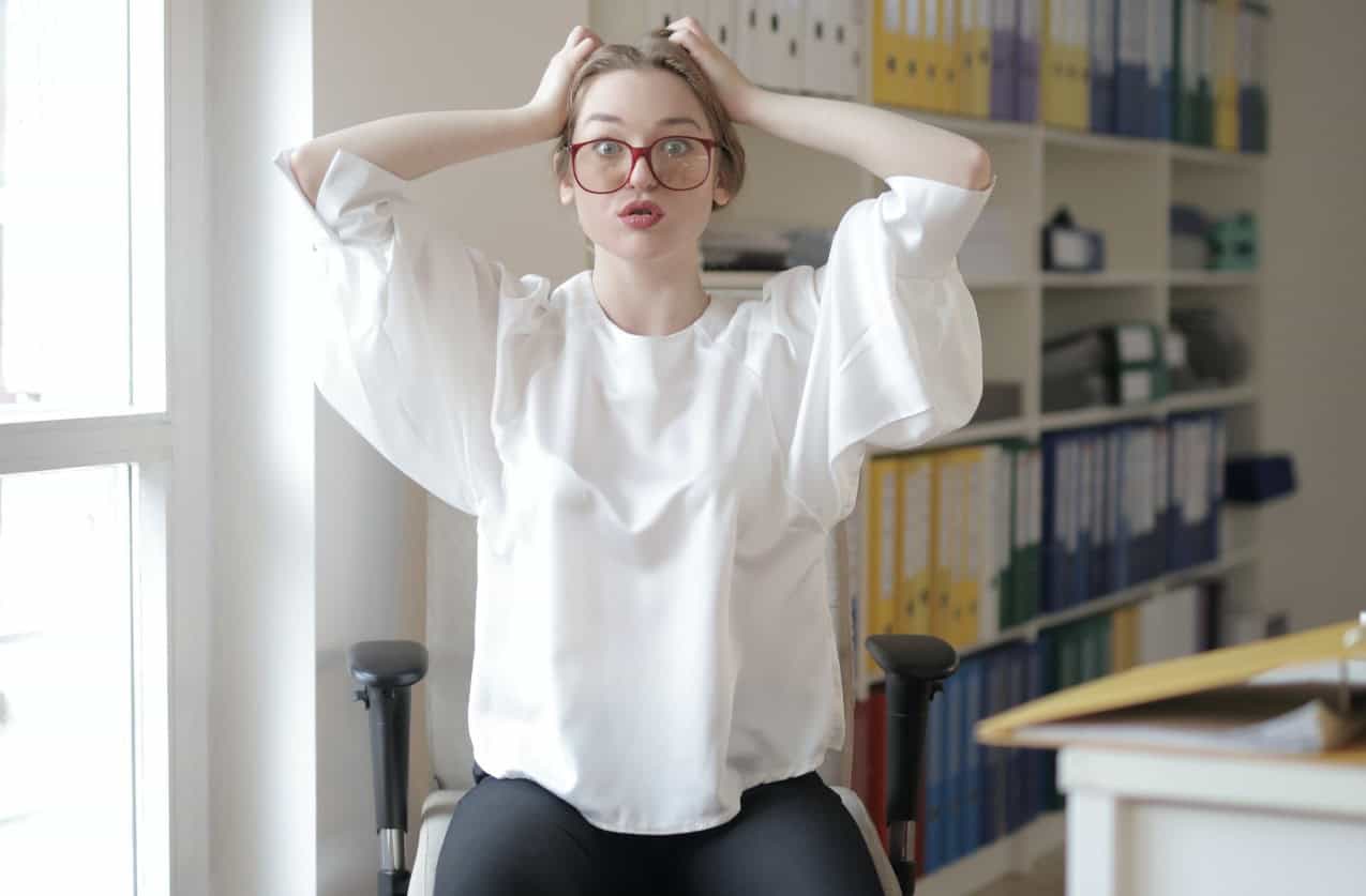 7 yoga-oefeningen voor achter je bureau