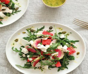 Salade van geschaafde meiknol, watermeloen, geitenkaas & pompoenpitten