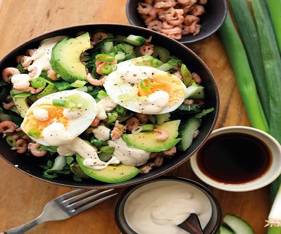 Paksoi met Hollandse garnalen, avocado, zachtgekookt ei & misocrème