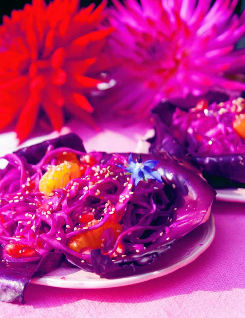 ZOMER OP JE TONG: RODE KOOLSALADE MET SINAASAPPEL