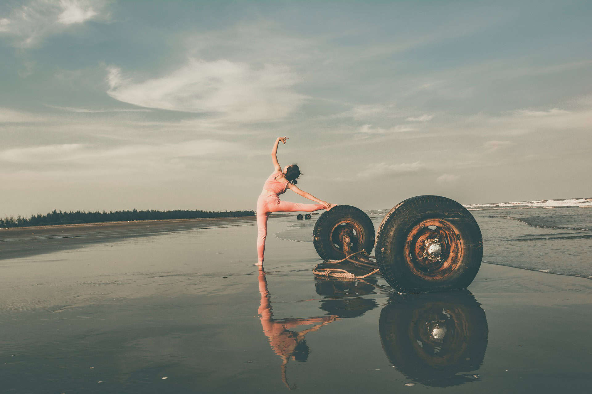 4 yogaposes met een yogawiel