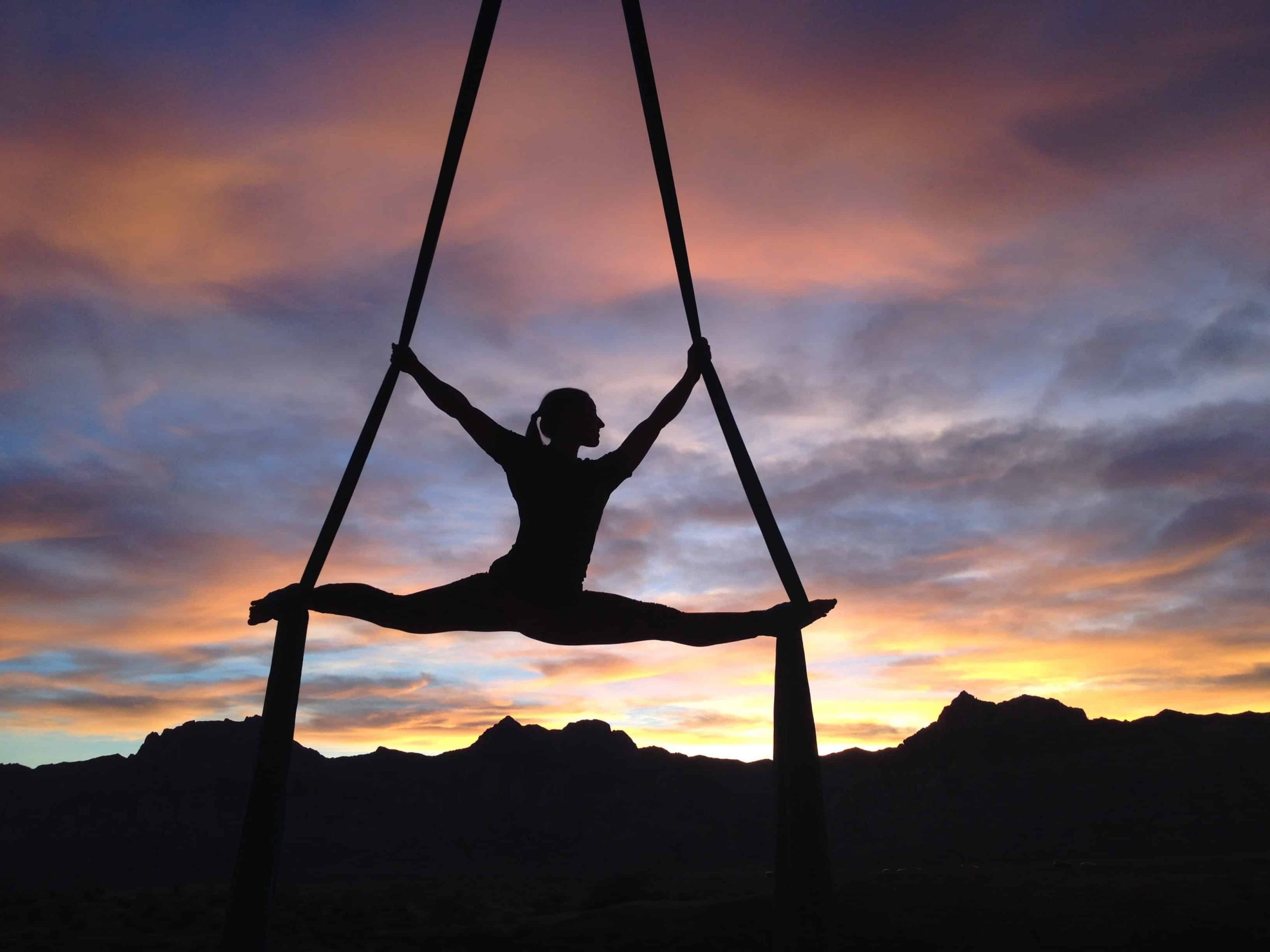 Ondersteboven en achterstevoren: yoga in de lucht