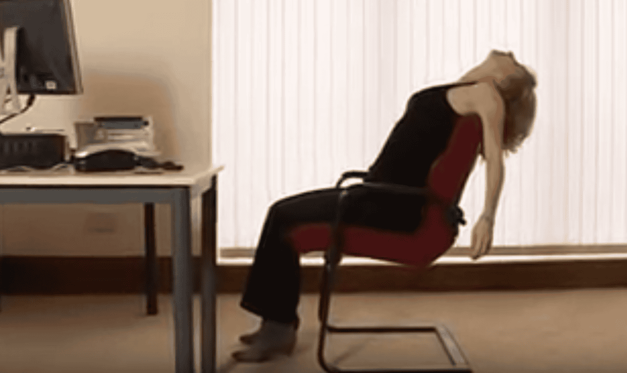 Yoga op kantoor: zo kom je de dag het beste door