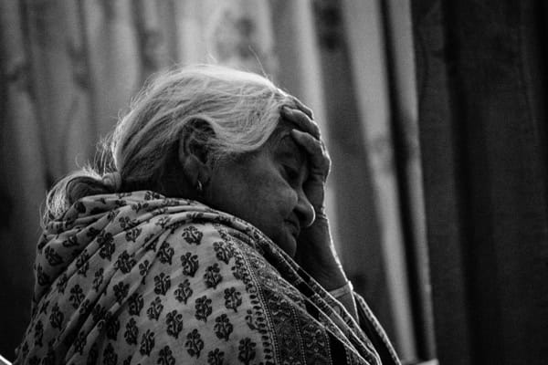 Vrouw (86) komt met yoga van haar bochel en rugpijn af