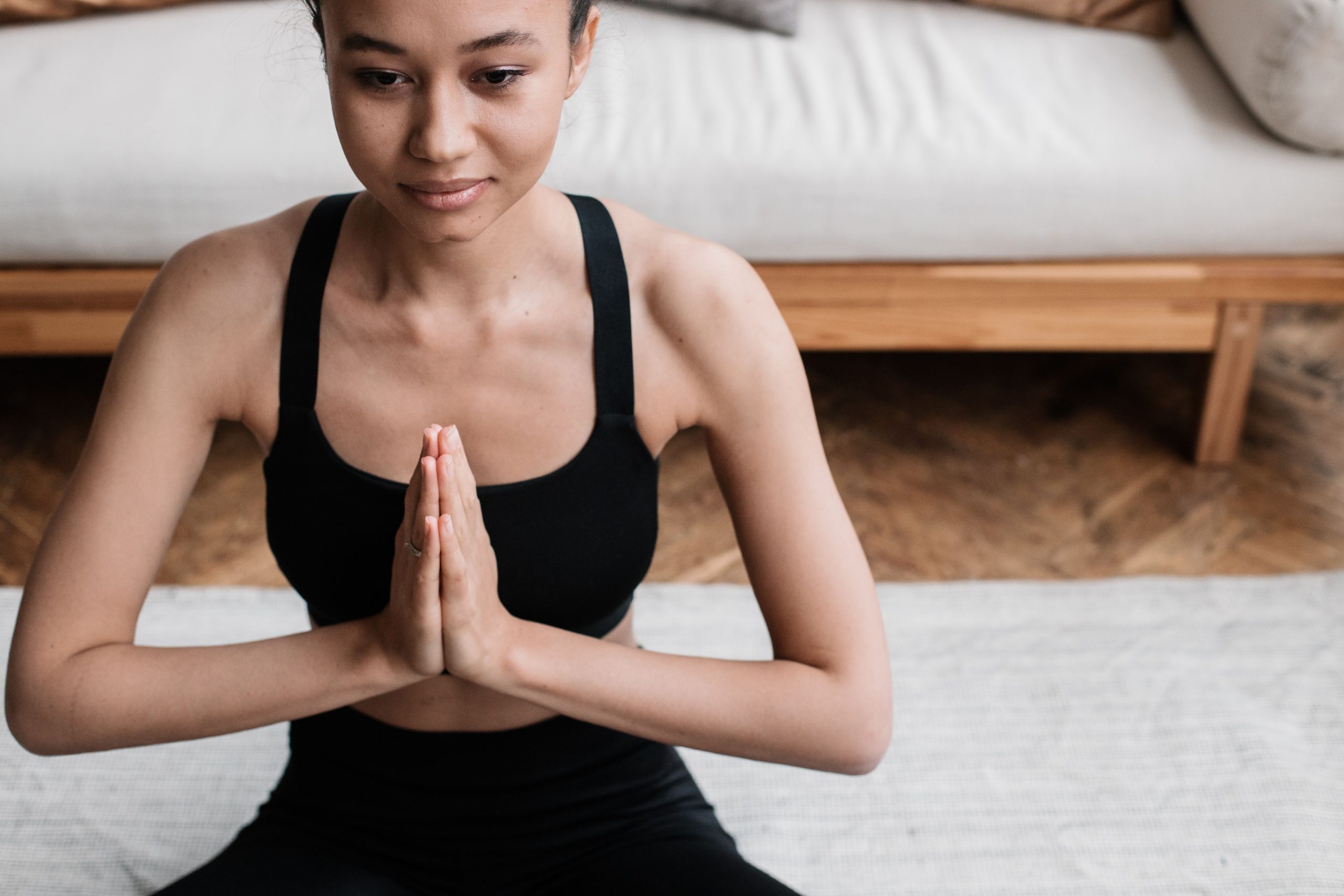 Zo richt je een yogaruimte in die direct rust en balans uitstraalt