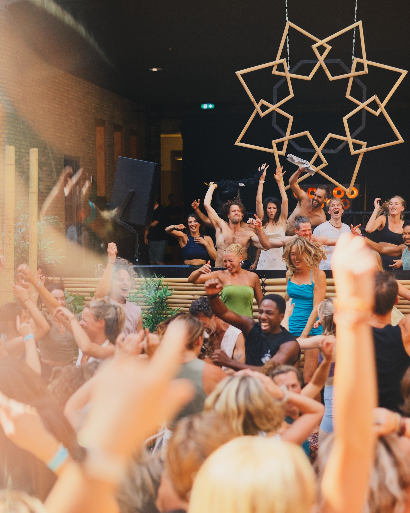 Ecstatic dance: van eeuwenoude trance naar een moderne rave zonder alcohol of drugs